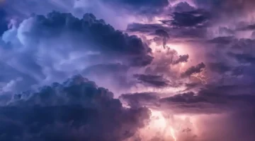 عاصفة شاملة تضرب 11 منطقة سعودية مصحوبة بسيول وبرد وانعدام رؤية تؤثر على السلامة العامة 1